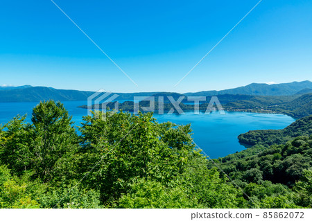 [Lake Towada, Aomori Prefecture] Lake Towada in summer: Lake Towada seen from Shimeitei Observatory is heart-shaped 85862072