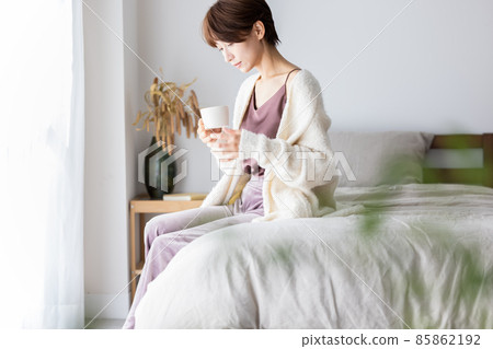 Women's lifestyle beauty morning 85862192