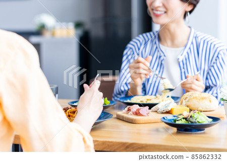 Middle-aged woman having lunch at a cafe Middle-aged woman having lunch at a cafe 85862332