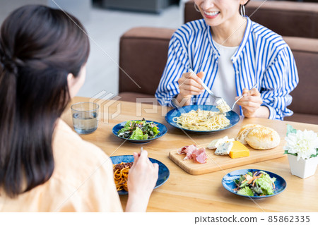 在咖啡館吃午飯的中年婦女 在咖啡館吃午飯的中年婦女 85862335