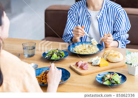 在咖啡館吃午飯的中年婦女 在咖啡館吃午飯的中年婦女 85862336