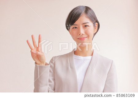 Third point pose_Smiling female 1 85863109