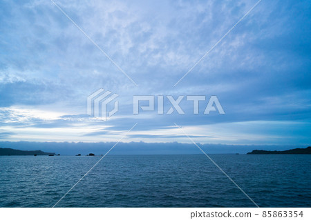 Sea and sky at dawn 85863354