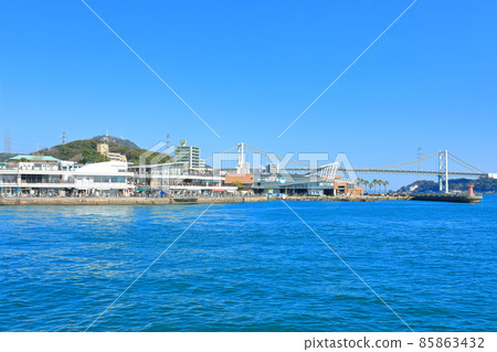 [山口縣]晴下的下關唐戶市場和關門橋 85863432
