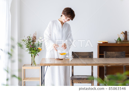 Female tea time 85863546