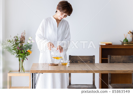 Female tea time Female tea time 85863549