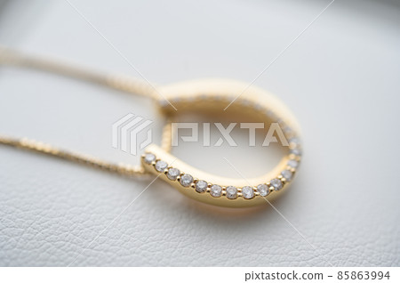 鑽石項鍊的宏觀拍攝 85863994
