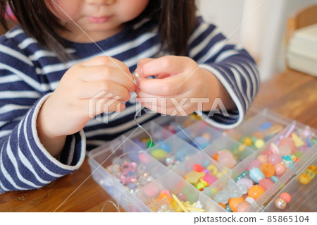 Bead play with a 4-year-old child 85865104