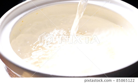Dashi stock in a clay pot 85865122