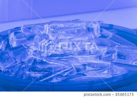 Glass medical ampoule vial for injection. Medicine is liquid sodium chloride with of aqueous solution in ampulla. Close up. Bottles ampule multicolor. Glass medical ampoule vial for injection. Medicine is liquid sodium chloride with of aqueous solution in ampulla. Close up. Bottles ampule multicolor. 85865173