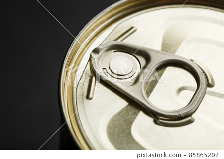Metal lid with a ring from a tin can 85865202