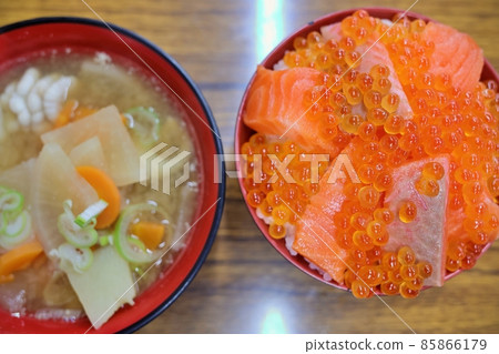 Salmon oyakodon and salmon soup Salmon oyakodon and salmon soup 85866179