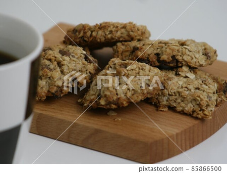 燕麥餅乾和杯子 85866500