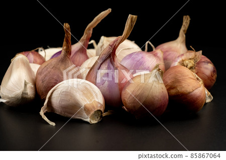 Whole group pile ingredient of fresh onion garlic group isolated on black background 85867064