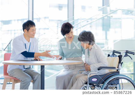 Facility staff explaining to parents and children of long-term care Photo cooperation "LINK FOREST] 85867226