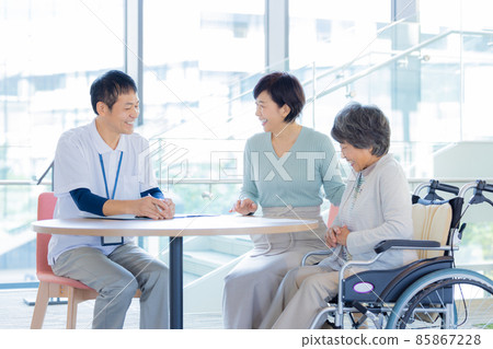 Facility staff explaining to parents and children of long-term care Photo cooperation "LINK FOREST] 85867228