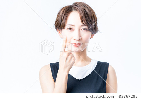 Female face pointing contact lenses 85867283