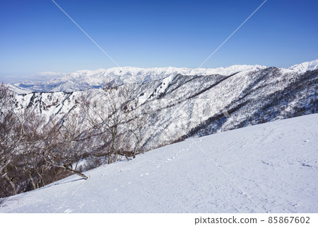 冬季山景:從越後戶極山到三郎山和白砂山 冬季山景:從越後戶極山到三郎山和白砂山 85867602