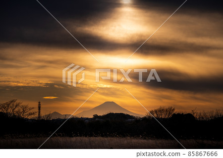 “埼玉縣”埼玉市,富士山從水沼稻田的夜景 “埼玉縣”埼玉市,富士山從水沼稻田的夜景 85867666