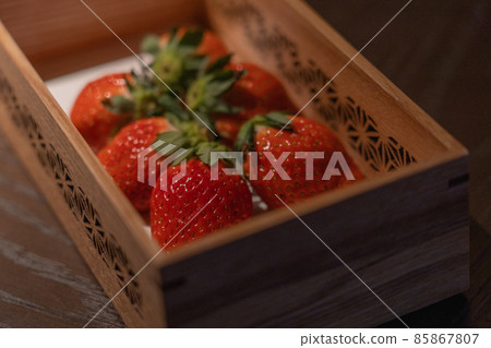 Luxury strawberries in a wooden box 85867807