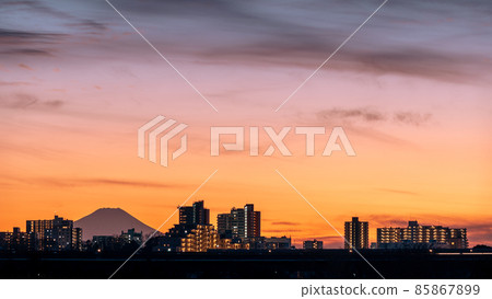 “埼玉縣”富士山和水沼稻田的夜景 “埼玉縣”富士山和水沼稻田的夜景 85867899