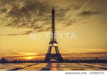 早晨的艾菲爾鐵塔發光 早晨的艾菲爾鐵塔發光 85868797
