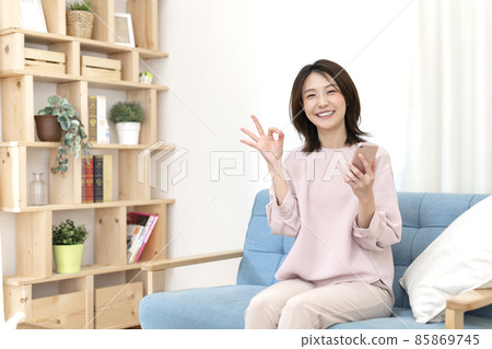 Woman using a smartphone 85869745