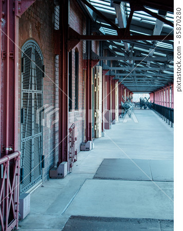 Christmas scenery of the red brick warehouse 85870280