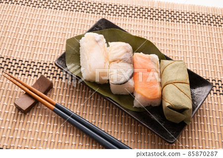 Persimmon leaf sushi 85870287