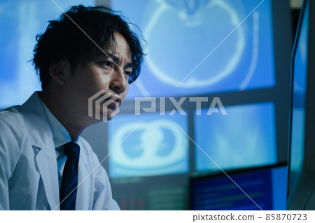 Doctor who diagnoses by looking at the image Doctor who diagnoses by looking at the image 85870723