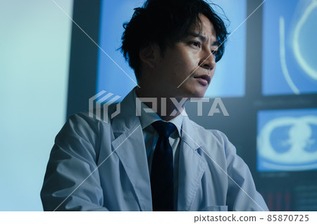 通過看圖像進行診斷的醫生 85870725