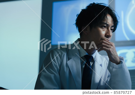 通過看圖像進行診斷的醫生 85870727