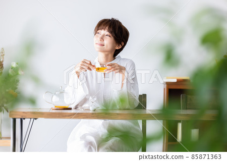 Female tea time 85871363