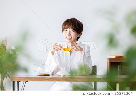 Female tea time 85871364