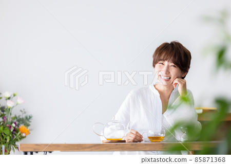 Female tea time 85871368