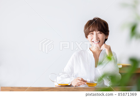 Female tea time 85871369