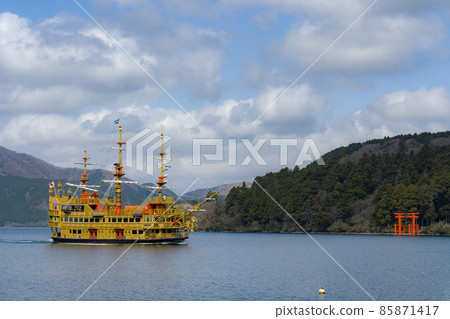 箱根蘆之湖鳥居門和觀光船 85871417