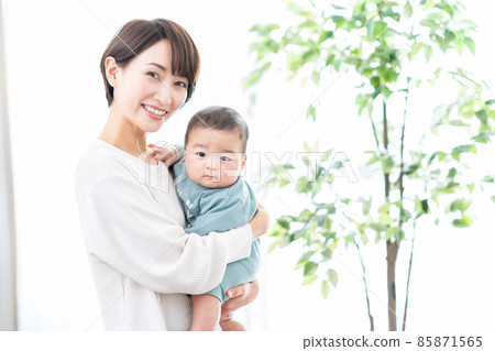 抱著嬰兒的母親 85871565
