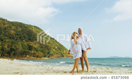 Loving couple in white dress, sunglasses, relax in hugging and k 85873098