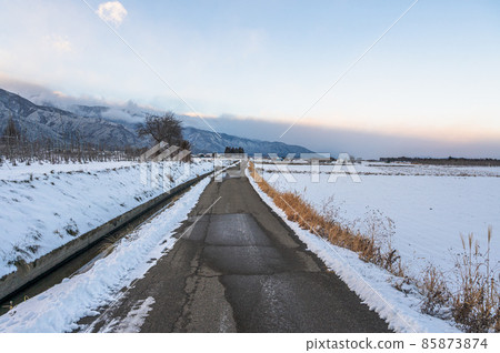 向安曇野方向的雪山形村 向安曇野方向的雪山形村 85873874