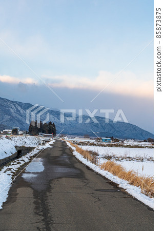 向安曇野方向的雪山形村 85873875