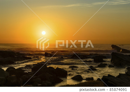 Asahi rising in the sea of Onoyagi, Taitung, Taiwan / Xiaoyeliu, Taitung, Taiwan 85874091