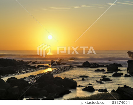 Asahi rising in the sea of Onoyagi, Taitung, Taiwan / Xiaoyeliu, Taitung, Taiwan Asahi rising in the sea of Onoyagi, Taitung, Taiwan / Xiaoyeliu, Taitung, Taiwan 85874094