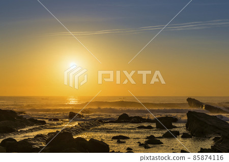 Asahi rising in the sea of Onoyagi, Taitung, Taiwan / Xiaoyeliu, Taitung, Taiwan Asahi rising in the sea of Onoyagi, Taitung, Taiwan / Xiaoyeliu, Taitung, Taiwan 85874116