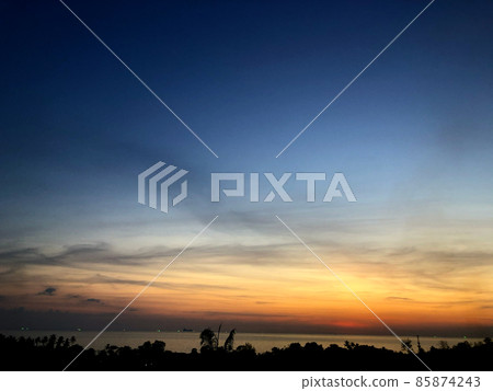在泰國的一個偏遠島嶼上拍攝的日落 在泰國的一個偏遠島嶼上拍攝的日落 85874243