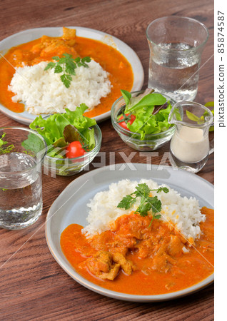 辣味咖哩雞圖片,兩人份,午餐。咖哩和米飯。 辣味咖哩雞圖片,兩人份,午餐。咖哩和米飯。 85874587
