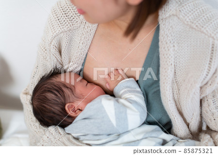 育兒媽媽和1個月大寶寶的母乳喂養 85875321