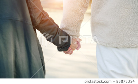 手牽手散步的老年夫婦 85875354