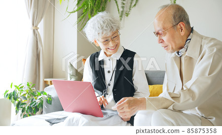 看電腦的資深夫婦 85875358