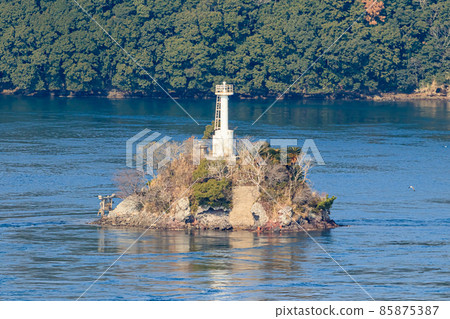 從長崎縣西海橋看到的冬季弁天島（市淵島神社） 85875387